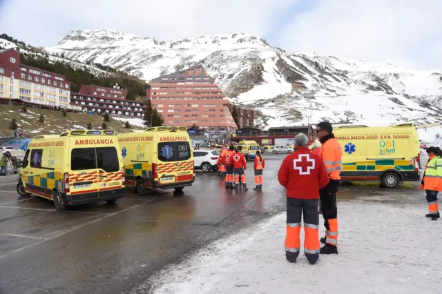 Cuerpos de rescate en la estación de esquí de Astún.