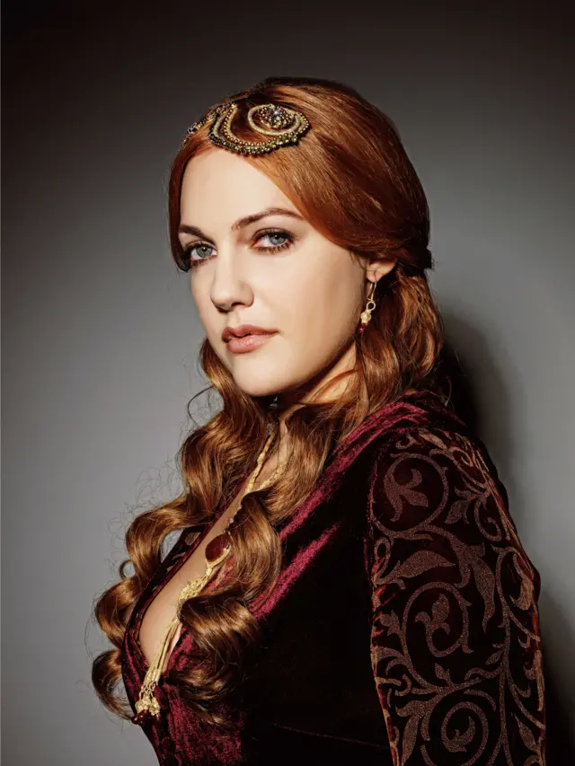 La actriz Meryem Uzerli con traje de Hürrem Sultan