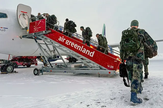 Soldados alemanas abordan un avión rumbo a Groenlandia.