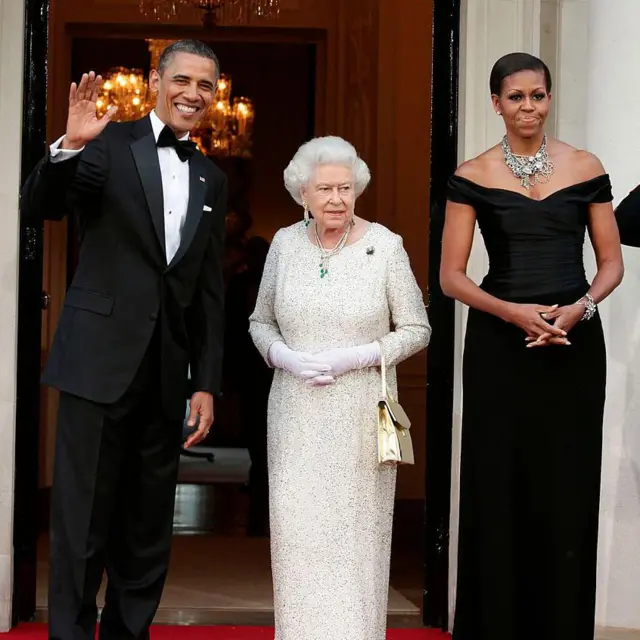 La reina Isabel II entre Barack y Michelle Obama