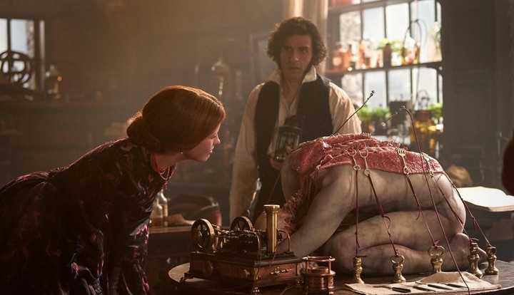 Mia Goth, que interpreta dos papeles, Oscar Isaac y la creación del monstruo.