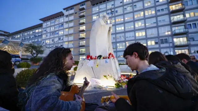 Católicos en una vigilia en el hospital Gamelli