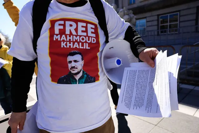 La gente participa en una protesta contra el arresto y la detención de Mahmoud Khalil, un titular de una tarjeta verde que jugó un papel en las protestas pro palestinas de los miembros de ICE, frente al Palacio de Justicia de Newark el 27 de marzo de 2025 en Newark, Nueva Jersey.