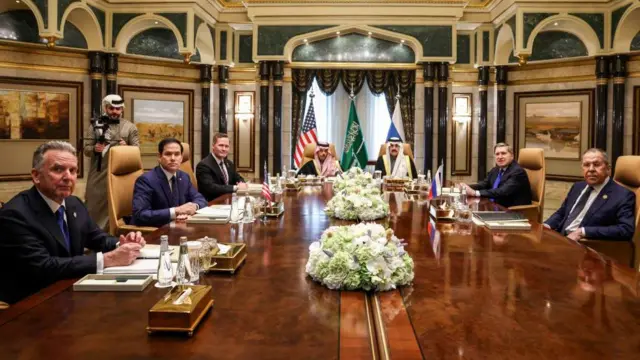 Steve Witkoff, Marco Rubio, Mike Waltz, el príncipe Faisal bin Farhan al-Saud, Mosaad bin Mohammad al-Aiban, Yuri Ushakov y Sergei Lavrov en la reunión sobre Ucrania en Riad el 18 de febrero.