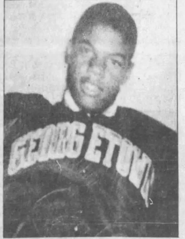 DeWitt Duckett, un joven de 14 años, vistiendo una chaqueta de Georgetown