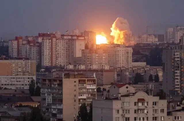 Momento en que el estallan los restos de un misil contra unos edificios en Kyiv.
