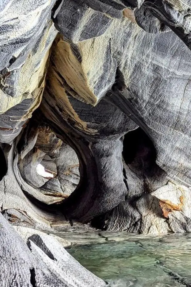Las Cuevas de Mármol se formaron hace 10.000 a 15.000 años cuando el agua del lago disolvió lentamente los minerales en las rocas (Crédito: Egle Gerulaityte)