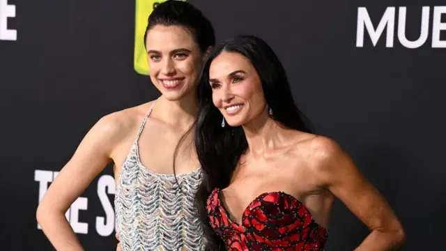 Margaret Qualley y Demi Moore en el estreno de 