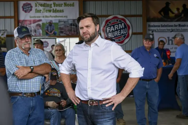 JD Vance en una reunión con agricultores en 2022