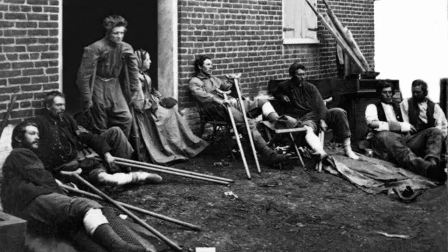 Unos soldados de la unión heridos a las afueras de un hospital en 1862