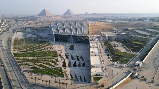 Una vista aérea del complejo del Gran Museo Egipcio con la Gran Pirámide de Guiza al fondo.