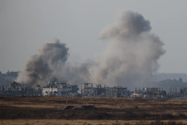Columnas de humo en una localidad palestina.