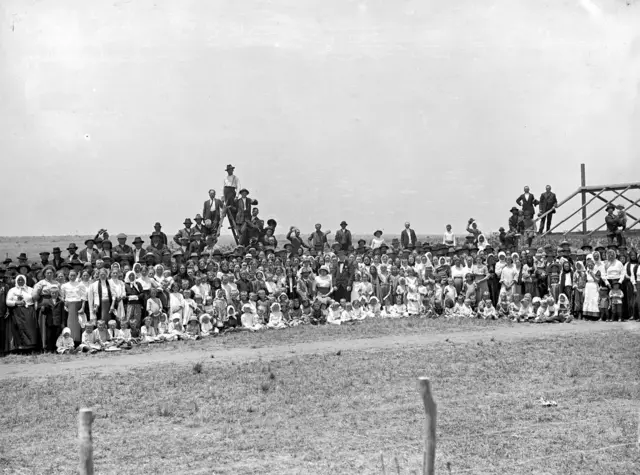 Familias colonizadoras rusas posan para una foto en Río Negro poco después de  su llegada para fundar San Javier. 