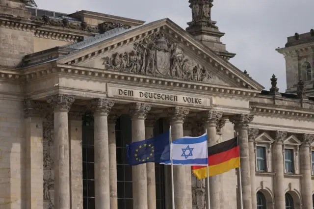 Parlamento alemán con las banderas de Alemania e Israel