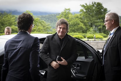 El presidente de Argentina, Javier Milei, a su llegada a la Cumbre por la Paz en Ucrania celebrada este sábado en Stansstad (Suiza). 