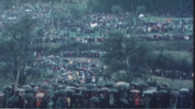 Una multitud de personas cubiertas con paraguas se concentra para protestar contra la central de Lemóniz, en una imagen de archivo.