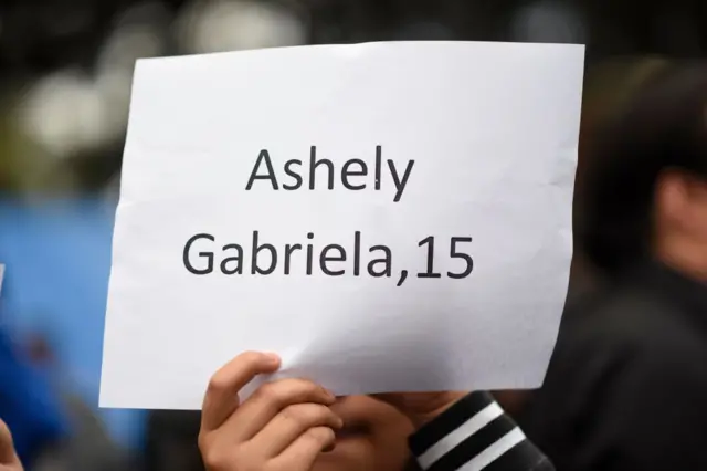 Un estudiante guatemalteco sostiene una pancarta con el nombre de una de las 40 niñas que murieron en un incendio en un albergue estatal, durante una protesta exigiendo justicia para las víctimas, en la Universidad San Carlos en la Ciudad de Guatemala, el 15 de marzo de 2017. En el papel se lee 
