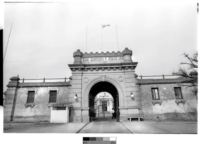 Entrada de la vieja cárcel de Punta Carretas en Montevideo.