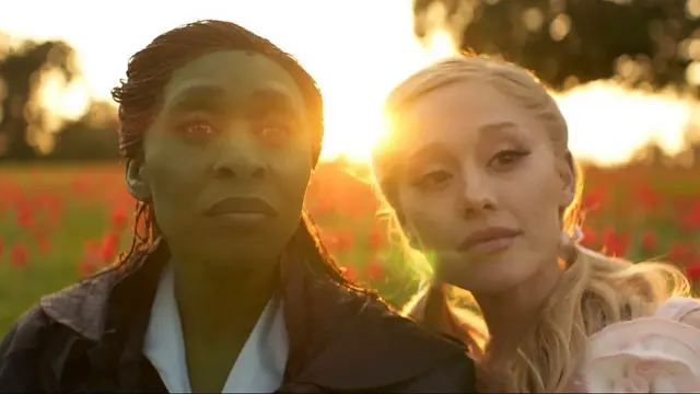 Elphaba y Glinda, interpretadas por Cynthia Erivo y Ariana Grande