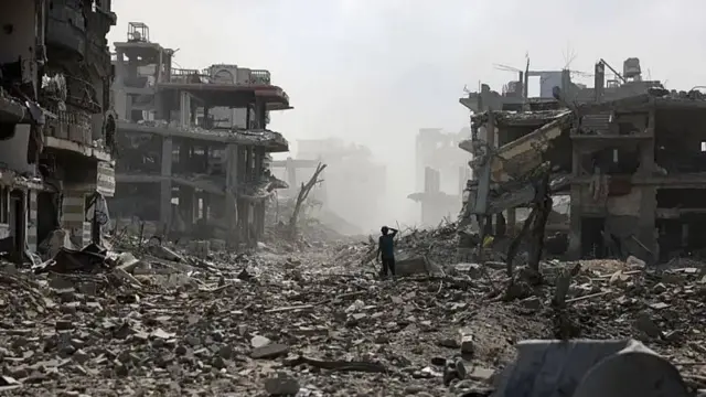 Un niño entre escombros y edificios derruidos tras un ataque israelí en el bario de Al-Saftawi, al oeste de Jabalia