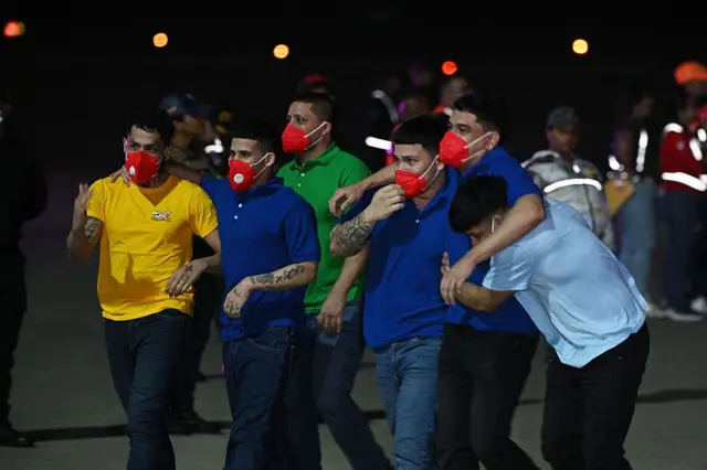 Migrantes venezolanos liberados por El Salvador