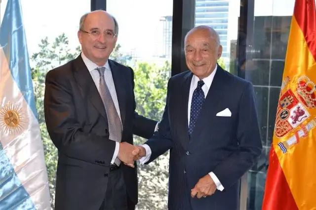 Antonio Brufau, CEO de Repsol, y Enrique Eskenazi, de Grupo Petersen, se saludan al finalizar la compra de acciones de YPF en mayo de 2011