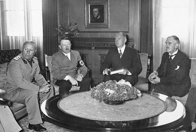 Chamberlain reunido con Hitler y Mussolini durante los Acuerdos de Múnich