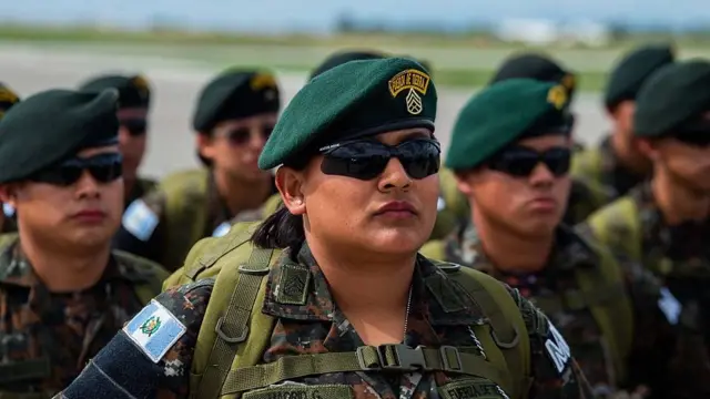 Mujer integrante de la Fuerza Aérea de Guatemala tras desembarcar en el aeropuerto de Puerto Príncipe