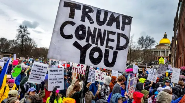 Una manifestación en Boston en la que se ve una pancarta que dice: