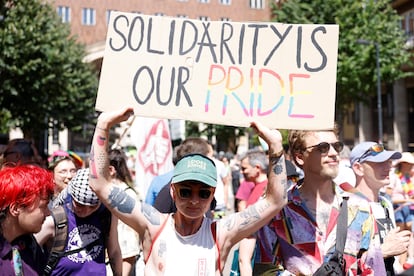 Una mujer sujeta una pancarta durante la marcha del Orgullo de Budapest, este sábado.