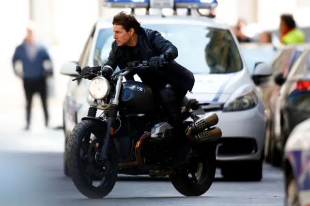 Tom Cruise en una moto.