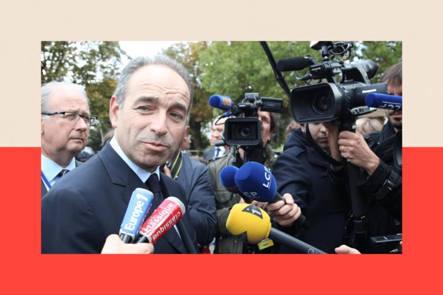 Jean-Francois Cope les habla a los reporteros. 