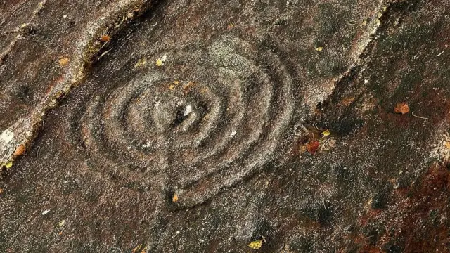 Círculos concéntricos tallados en el terreno de piedra en Kilmartin Glen