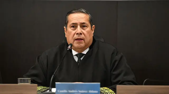 El magistrado Camilo Suárez de la JEP, durante la lectura de la sentencia a la cúpula de las Farc este 16 de septiembre. 
