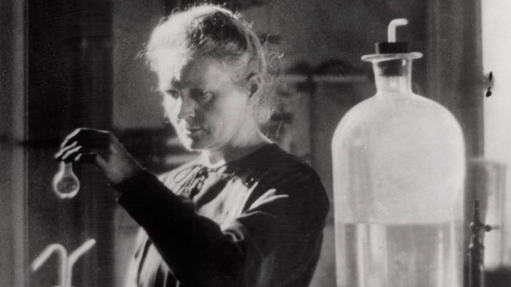 Marie Curie trabajando en su laboratorio