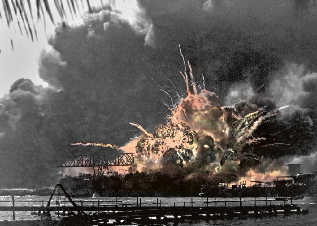 Explosión del USS Shaw durante el ataque japonés a Pearl Harbor