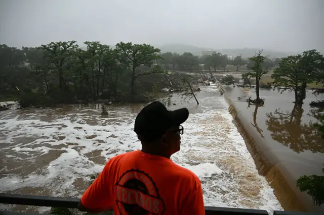 Un vecino viendo el río desbordarse en Texas, el 5 de julio.
