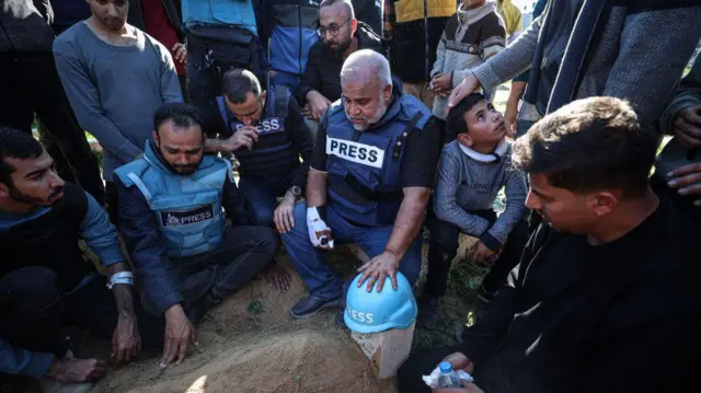 Varios periodistas palestinos con chalecos en los que pone 