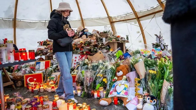 Velas y flores en homenaje al incendio que dejó 40 personas muertes y 116 heridos, el 9 de enero de 2026, en Suiza.