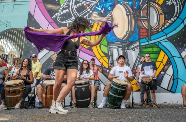 una mujer bailando bomba