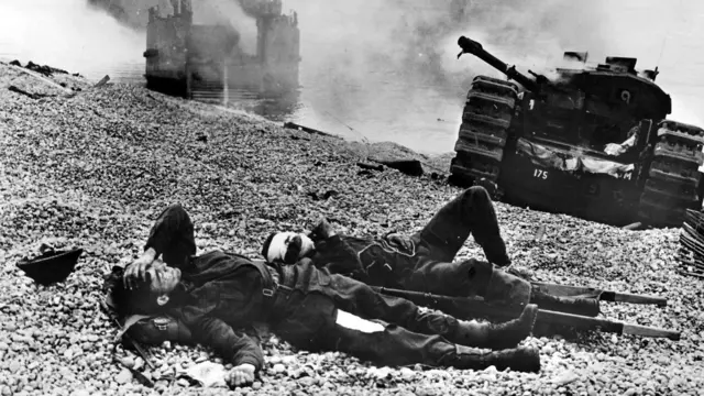 Dos soldados heridos a la orilla de la playa, durante la Segunda Guerra Mundial.
