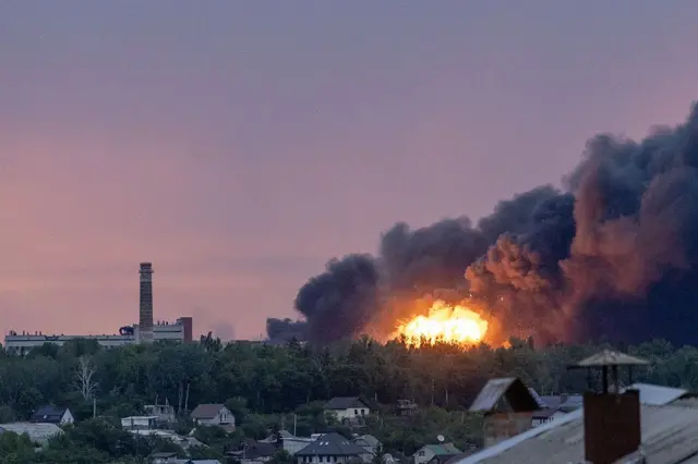 Vista de una explosión en la madrugada del sábado en Járvok