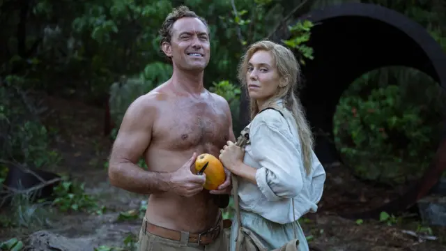 Los actores británicos Jude Law y Vanessa Kirby