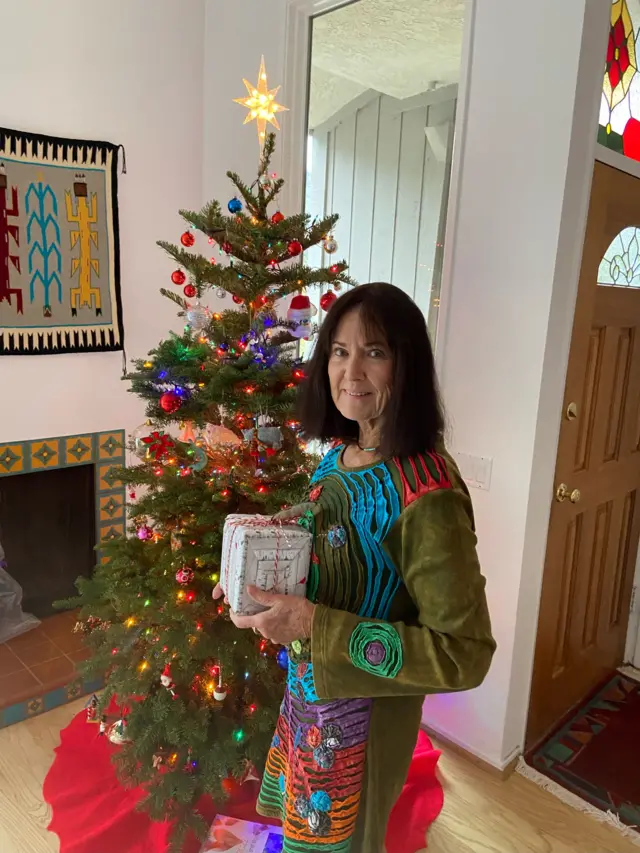 Peggy Holter en su casa de Pacific Palisades, Los Ángeles, Estados Unidos, durante el periodo navideño, antes de que los incendios más destructivos de la historia del país la destruyeran.