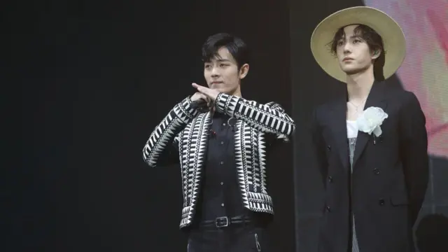 Los actores chinos Xiao Zhan (izq) y Wang Yibo (der) lanzaron sus carreras en The Untamed, un programa adaptado de un danmei