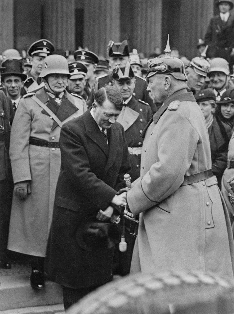 Hitler saluda a Hindenburg