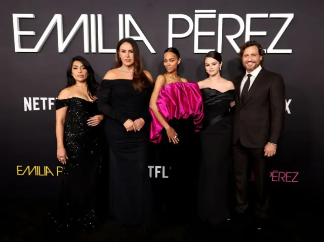 Adriana Paz, Karla Sofía Gascón, Zoe Saldaña, Selena Gomez y Édgar Ramírez asisten al estreno en Los Ángeles de 