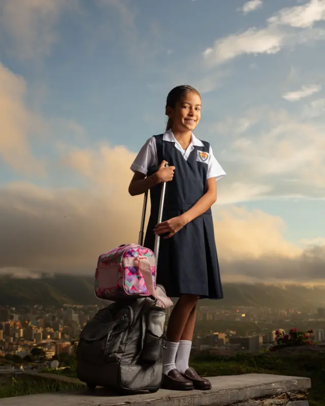 Retrato de Maia García con la vista de Caracas atrás. 