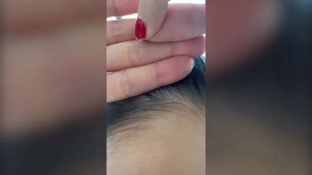 Imagen de la línea del cabello de Maria Marlowe. 