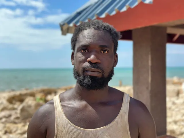 Retrato de Demar Walker a la orilla de la playa.